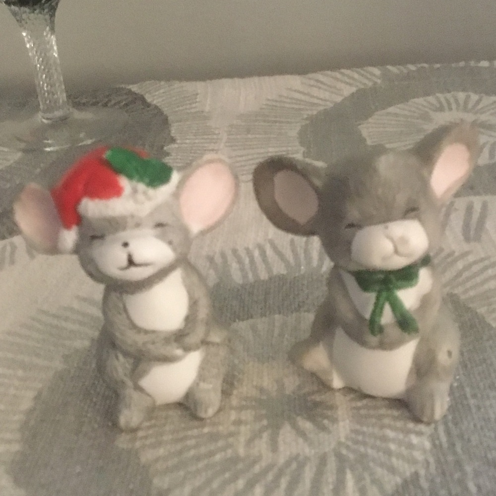 Gray Ceramic Mouse Salt and Pepper Shakers with Holiday Hat and Green Bows Vtg